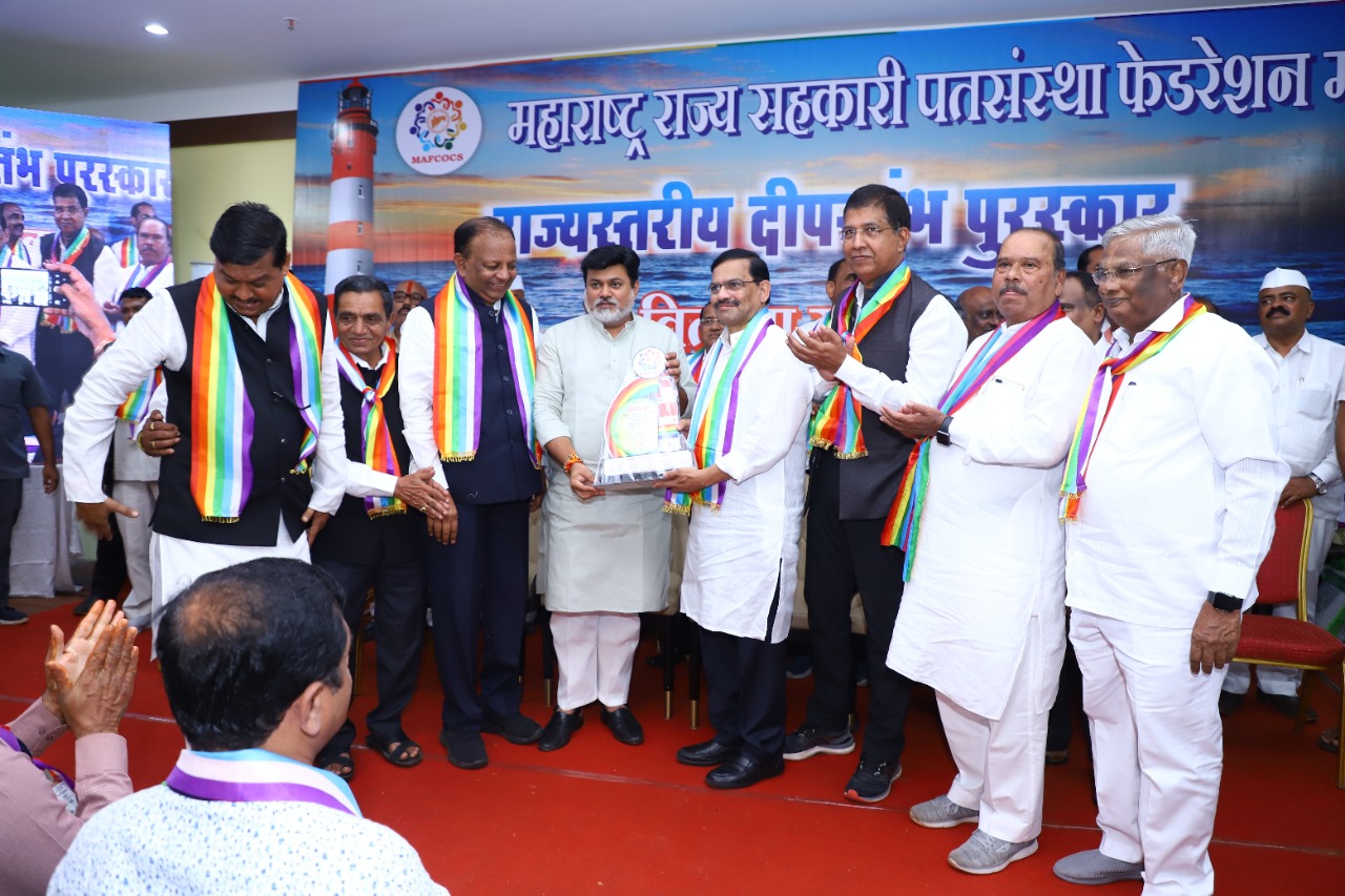राज्य सहकारी पतसंस्था फेडरेशनचा दीपस्तंभ पुरस्कार ना. उदय सामंत यांच्या हस्ते स्वीकारताना सोबत राज्य फेडरेशनचे अध्यक्ष काका कोयटे व अन्य अधिकारी