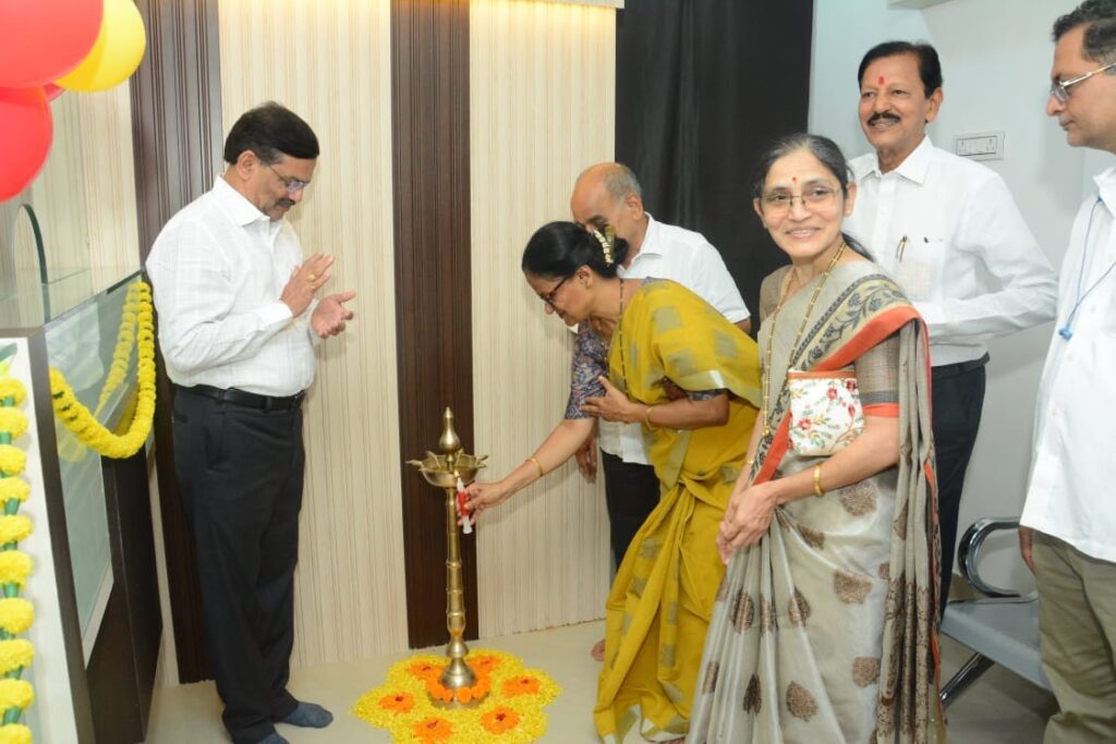 स्वमालकीच्या चिपळूण शाखेचे उद्घाटन प्रसंगी दीप प्रज्वलन