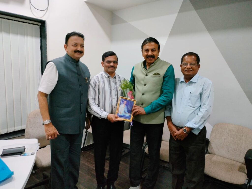 अर्थतज्ञ श्री. दीपक करंजीकर यांचा संस्थेतर्फे सत्कार करताना संस्थाध्यक्ष अ‍ॅड दीपक पटवर्धन व संचालक राजेंद्र सावंत.