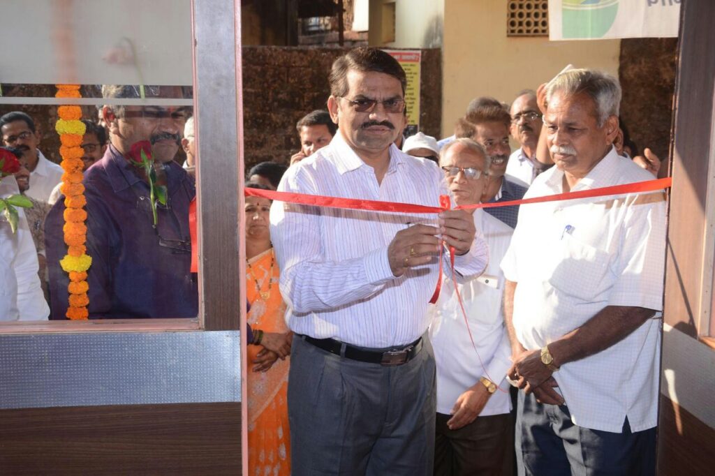 संस्थेच्या राजापूर शाखेचे उदघाटन करताना अध्यक्ष अ‍ॅड. दीपक पटवर्धन