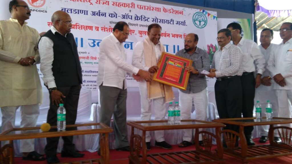 स्वामी स्वरूपानंद सहकारी पतसंस्थेकडून राज्य सहकारी पतसंस्था फेडरेशनचे अध्यक्ष म. काकासाहेब कोयटे सहकार तपस्या २०१६ पुरस्कार प्रदान करताना संस्थेचे अध्यक्ष अ‍ॅड. दीपक पटवर्धन