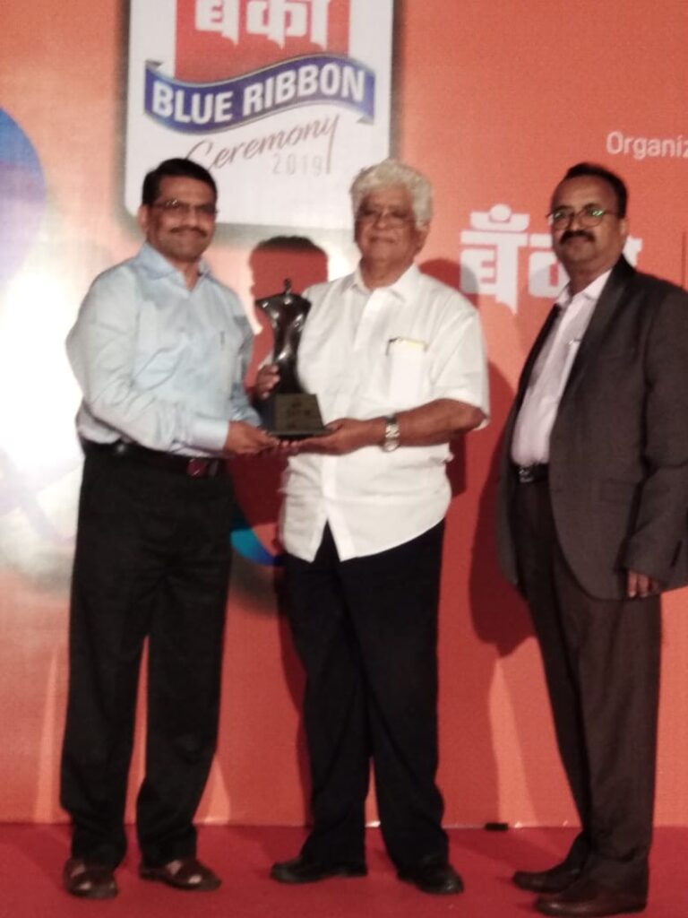 गोवा येथे बँको ब्लु रीबन 2019 च्या झालेल्या कार्यक्रमात 150 कोटी ते 200 कोटी ठेवी या गटातील पुरस्कार माजी केंद्रीय मंत्री मा. श्री. रमाकांत खलप यांच्या हस्ते स्वीकारताना अध्यक्ष अ‍ॅड. दीपक पटवर्धन