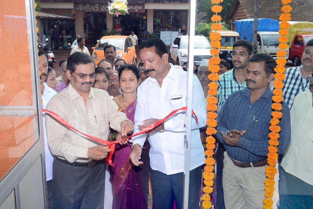 मालगुंड शाखेचे उद्घाटन करताना रत्नागिरी नगरपरिषदेचे नगरसेवक मा. बंड्या साळवी सोबत संस्थेचे अध्यक्ष अ‍ॅड. दीपक पटवर्धन