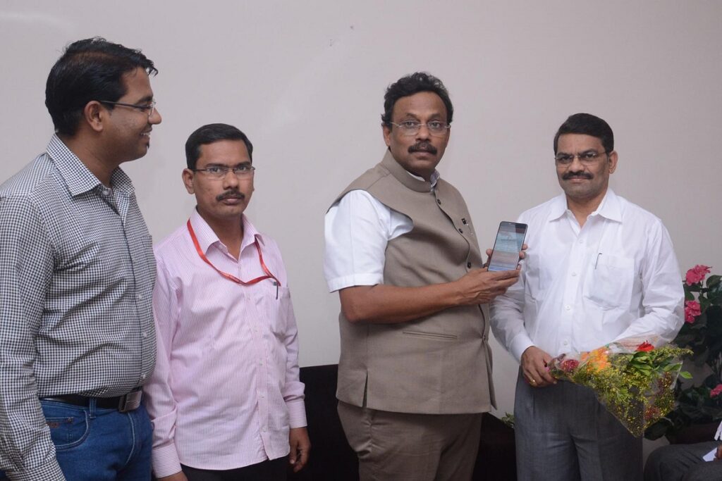 संस्थेच्या मोबाईल अ‍ॅप चे लॉचिंग करताना ना. विनोद तावडे सोबत संस्थेचे अध्यक्ष अ‍ॅड. दीपक पटवर्धन, व्यवस्थापक श्री. मोहन बापट व श्री. आचार्य