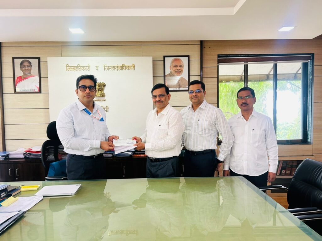 मुख्यमंत्री सहायता निधीला स्वामी स्वरूपानंद पतसंस्थेकडून एक लाख